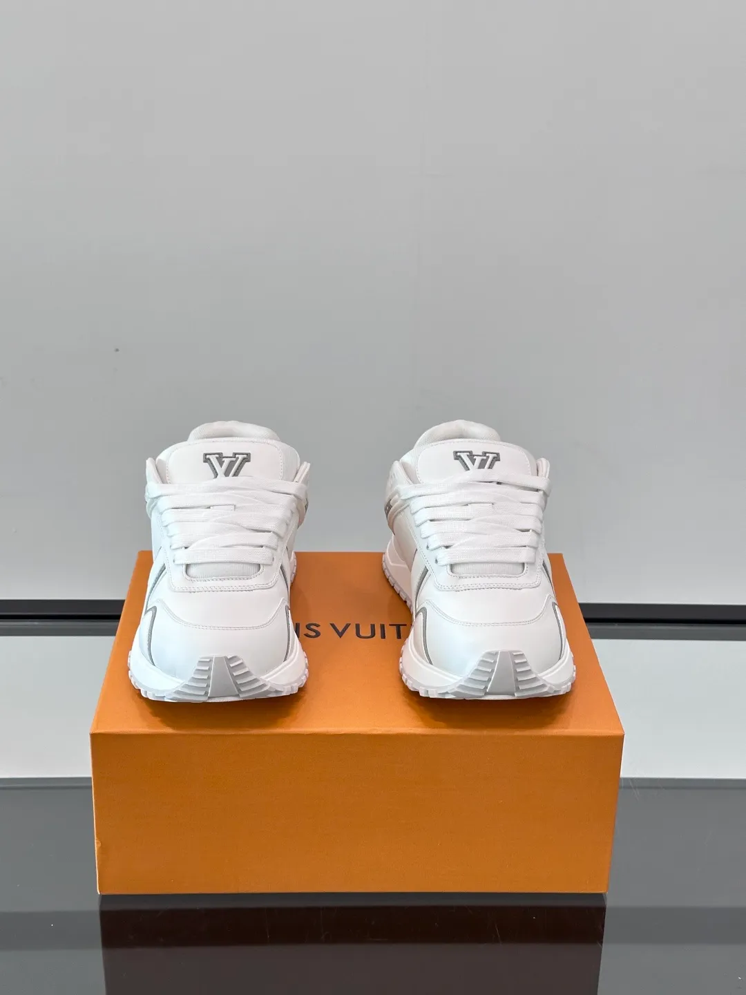 Men's Men's Shoes 💰p480 "＊OUIS ＊UITTO＊" sneakers debuted in the 2025 early autumn series, continuing the iconic design of Run Away sneakers in a large version. The smooth calfskin upper features contrasting LV lettering and Vuitton logos, while a lightweight rubber wedge outsole evokes running shoe construction. High level of comfort. Looks good, wears well and matches well. Worth buying🎶🎶🎶 size: 38-44 (45 customized)